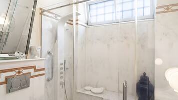 Dusj, hårføner og håndklær