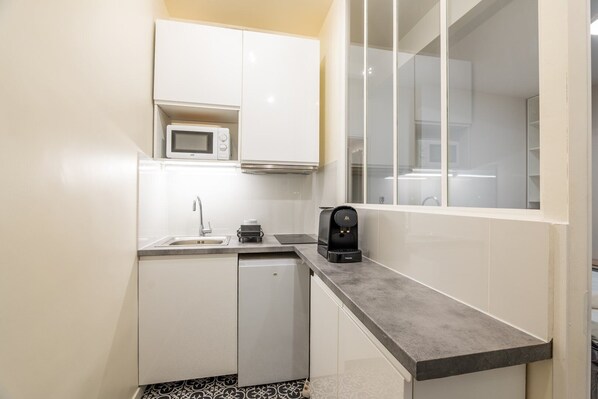Fridge, microwave, stovetop, coffee/tea maker