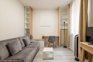 TV - Quiet, Minimalist Studio in 16th - 2min from Metro (Paris)