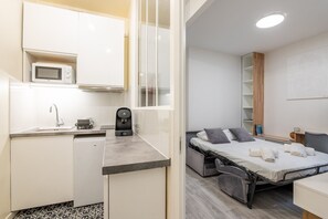 Fridge, microwave, stovetop, coffee/tea maker - Quiet, Minimalist Studio in 16th - 2min from Metro (Paris)
