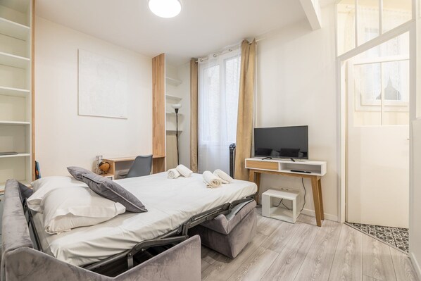 Iron/ironing board, Internet, bed sheets - Quiet, Minimalist Studio in 16th - 2min from Metro (Paris)
