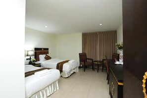 Twin Room | In-room safe, free WiFi - hotel lucky palace  (Bangkok)