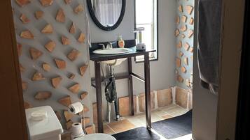 Douche, serviettes fournies, savon, papier toilette