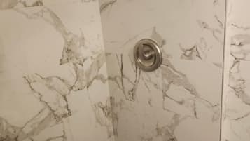 Sabun dan tisu toilet