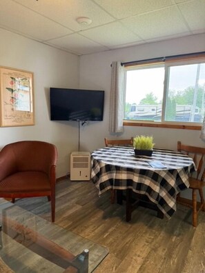 Double Room, Garden View | Free WiFi - Lakeside Village Park Motel (Wheatley)