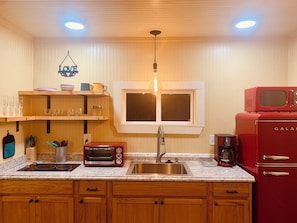 Romantic Bungalow, Private Bathroom | Private kitchen