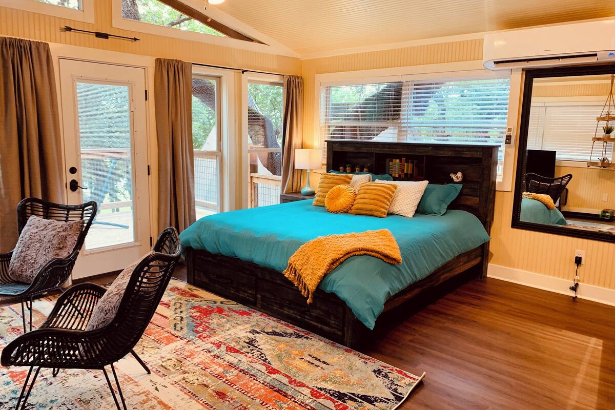 Romantic Bungalow, Private Bathroom