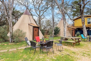Individually decorated, individually furnished, free WiFi, bed sheets - Tipis on the Guadalupe (New Braunfels)