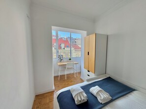 2 habitaciones, tabla de planchar con plancha, wifi y ropa de cama 
