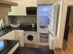 Kühlschrank, Mikrowelle, Ofen, Herdplatte