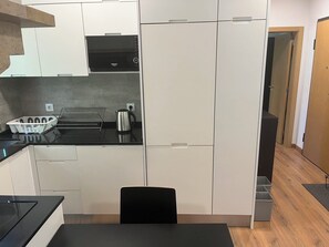 Fridge, microwave, oven, stovetop - Fresh, Sunny Lisbon Apartment with WiFi, In-Unit Laundry, AC (Lisboa)