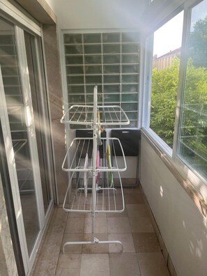 Interior - Fresh, Sunny Lisbon Apartment with WiFi, In-Unit Laundry, AC (Lisboa)