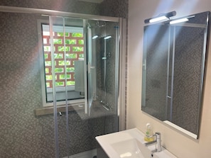 Dusche, Handtücher, Toilettenpapier