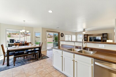 Family Fun & Relaxation - Goodyear Getaway near golf, spring training, stadium