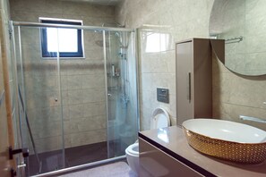 Dusj, hårføner, bidé og håndklær