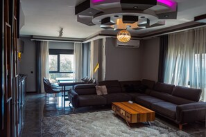 TV - Modern 2-bedroom duplex with sauna in the heart of Lara beach with swimming pool (Antalya)