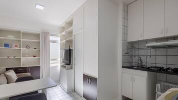 Apartamento básico | Cozinha privada | Talheres/pratos/utensílios de cozinha
