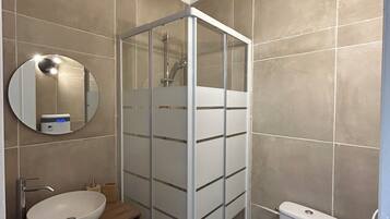 Een douche, een haardroger, handdoeken, zeep