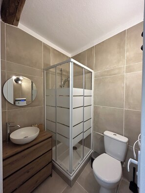 Dusche, Haartrockner, Handtücher, Seife