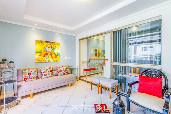Basic Apartment | Living area