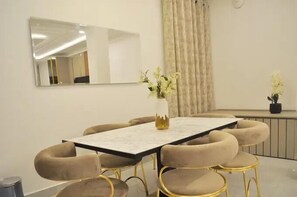 Junior-Zimmer, Balkon, Stadtblick | Esszimmer