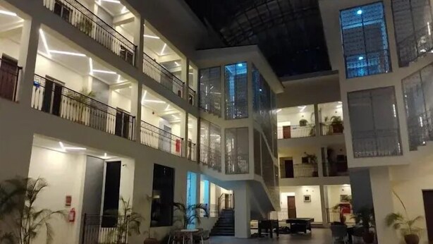 Un atrio de varios niveles con balcones, escaleras y zonas de estar.