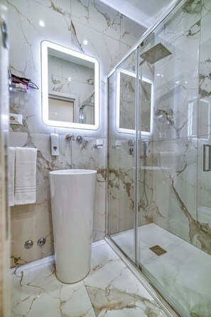 Apartemen | Kamar mandi | Perlengkapan mandi gratis, pengering rambut, handuk, dan sabun