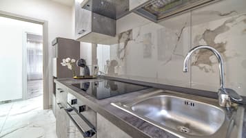 Espresso maker, coffee/tea maker, electric kettle, coffee grinder