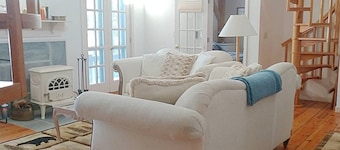 3-bedroom lake house, medical cannabis WiFi,  kayaks, dock, walking trail & more