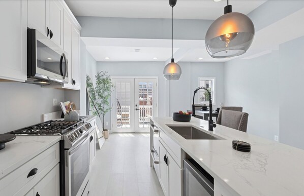 Microondas, horno, parrilla de estufa y lavavajillas 