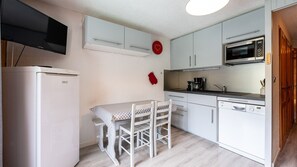 Kjøleskap, mikrobølgeovn, ovn og oppvaskmaskin