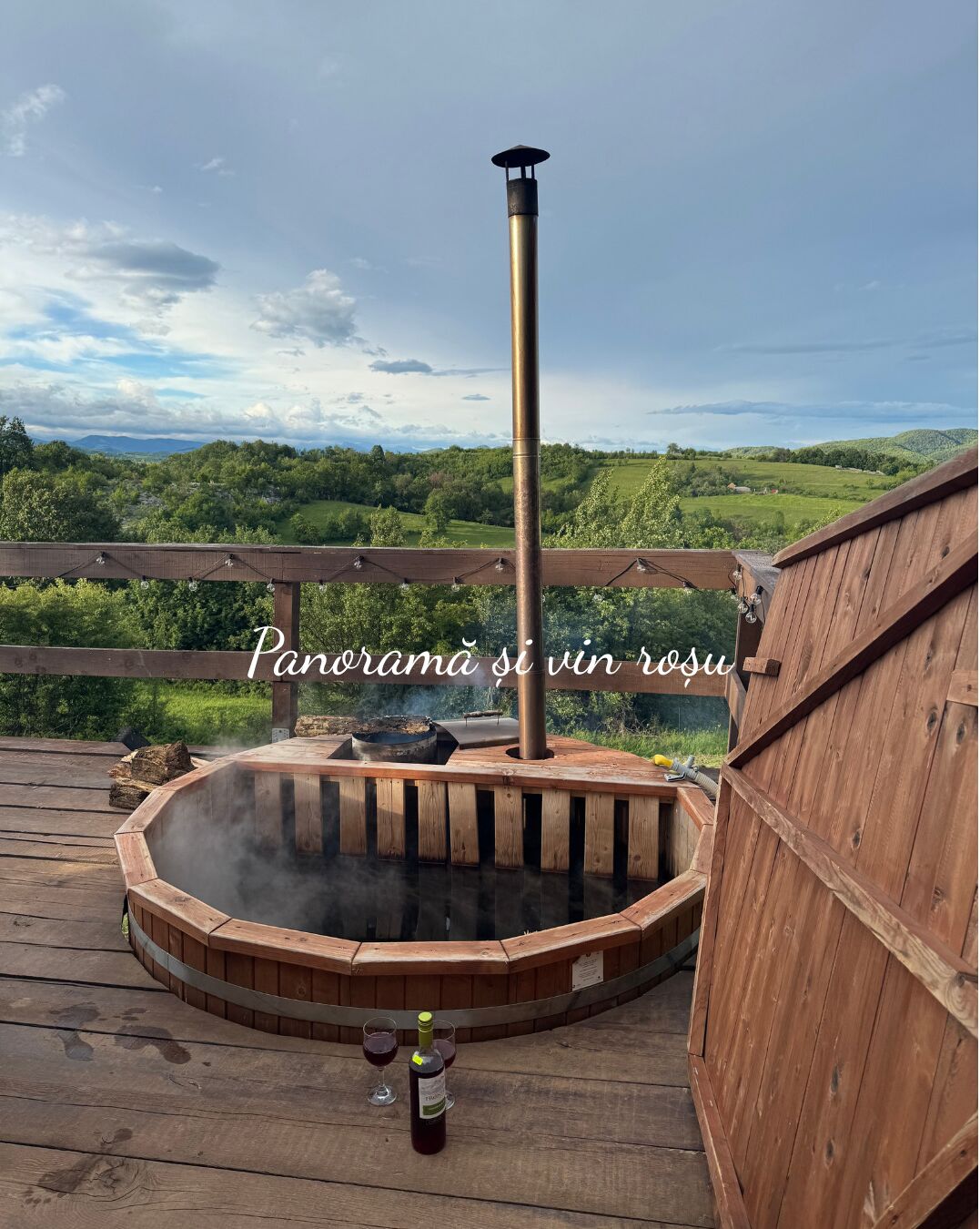 Un jacuzzi con terraza de madera y vistas al campo.