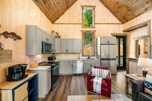 Jääkaappi, mikroaaltouuni, uuni, liesi