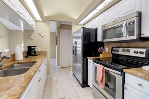 Micro-ondes, four, plaque de cuisson, lave-vaisselle