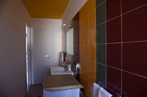 Bruser, hårtørrer, bidet, håndklæder