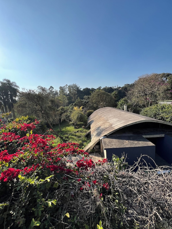 Property grounds - Historic House of Sérgio Ferro - Modern Architecture (Vila Santo Antonio de Carapicuiba Cotia)