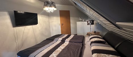 2 habitaciones, tabla de planchar con plancha, wifi y ropa de cama