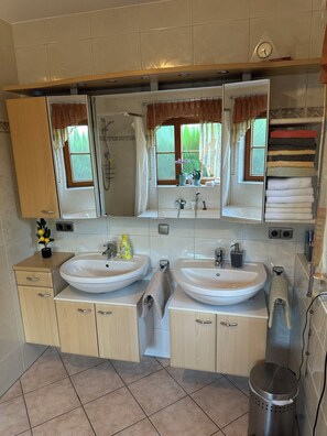 Dusche, Haartrockner, Bidet, Handtücher