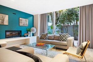 TV, fireplace