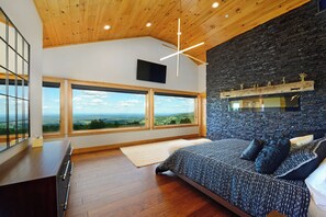 6 bedrooms, desk, iron/ironing board, free WiFi