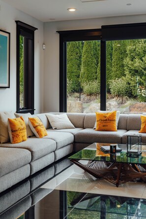 Smart TV, fireplace, table football, stereo - The Summit House - Private Upstate Estate with Unmatched Mountain Views (Durham)