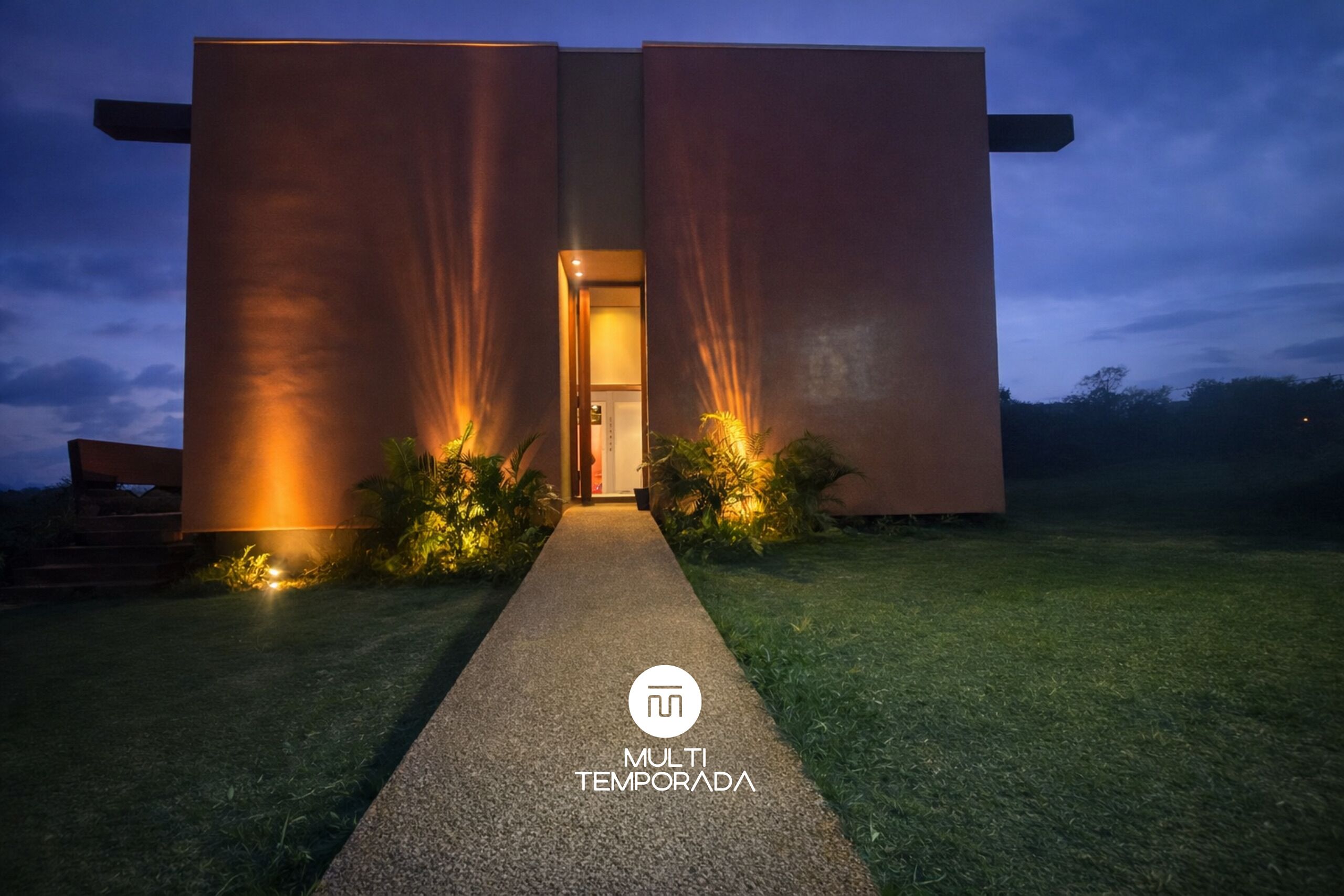 Facciata della struttura - sera/notte