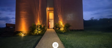 Fachada da propriedade à noite