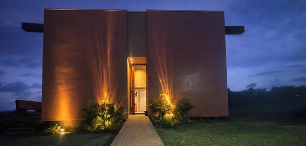 Front of property – evening/night - Casa Salpico - Docas do Rosa - SC (Imbituba)