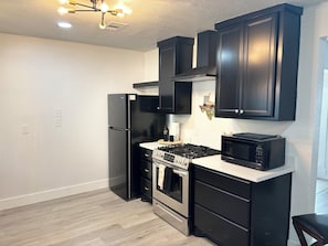 Een microgolfoven, een oven, een kookplaat