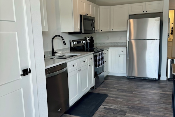 Een koelkast, een microgolfoven, een oven, een kookplaat