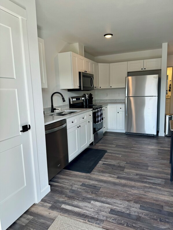 Refrigerador, microondas, horno y parrilla de estufa