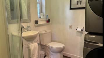 Douche, séchoir à cheveux, serviettes fournies