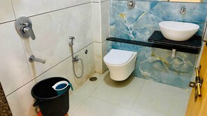 Deluxe Triple Room | Bilik Mandi | Pancuran mandi, tuala disediakan, sabun, syampu
