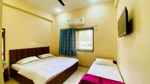 Deluxe Triple Room | Laptop workspace, free WiFi - Hotel Rewanchal (Khandwa)
